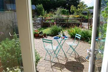 French doors lead out to the sunny patio-area where you can enjoy the peace and quiet.