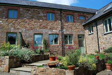 Ostler's Cottage nestles in the corner of a sun-trap courtyard.