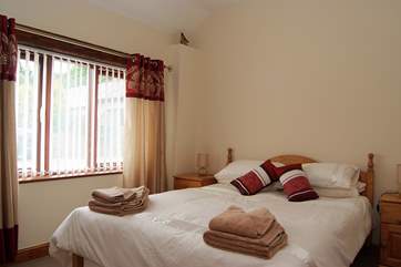 The bedroom has a 5' double bed.