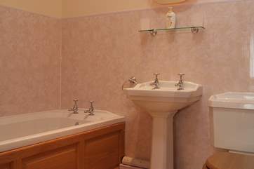 The en suite bathroom.