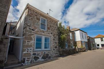 Pender Cottage is set on the harbour front in Mousehole.