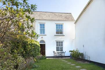 2 Bar View is a beautifully presented period house with the sand dunes and beach just a few steps away across Marine Parade.
