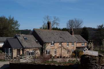 This is Knighton Farmhouse and little Creenagh's Cottage (2554) on the other side of the farmyard to Foxlair Cottage.