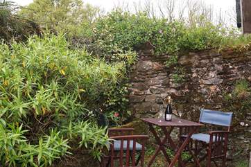 Outside there is a private patio-area - in addition to all the space around the farm and of course the open moors on your doorstep.