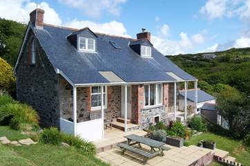 Just a few minutes' stroll from the beach and the village pub, Coth Lytherva enjoys lovely sea views from almost every room.