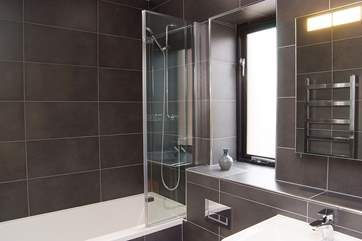 The en suite bathroom.