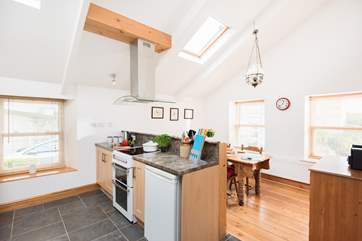There is a central cooker hood suspended above the hob - tall people please be aware!