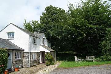 Medlar Cottage has its own sitting-out area.