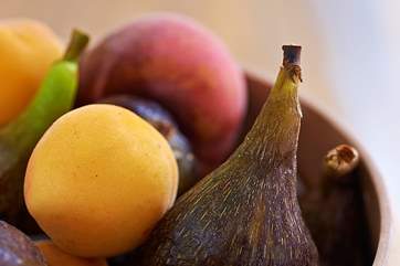 A welcoming bowl of fruit including
figs from the owner's garden.