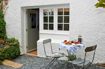 The little private garden to the rear of the cottage.