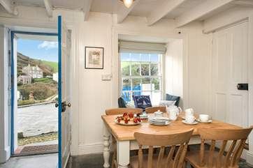 Mealtimes will be a treat with such a fabulous backdrop.