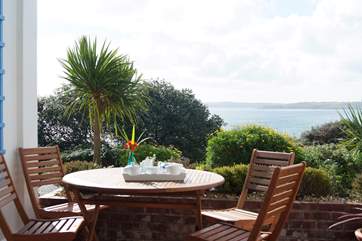 A home-made Cornish cream tea awaits you on arrival – enjoy it on the terrace with the wonderful view spread out before you.