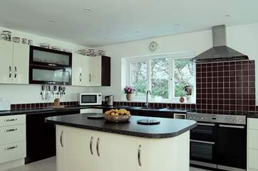 The beautifully fitted contemporary kitchen is very well-equipped.