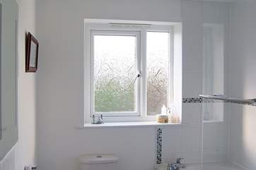 The family bathroom is shared by the two twin bedrooms.