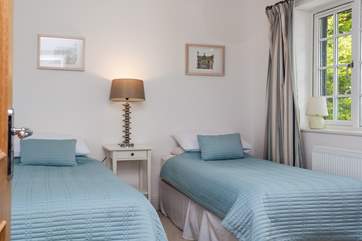 The very pretty twin bedroom, overlooks the garden.