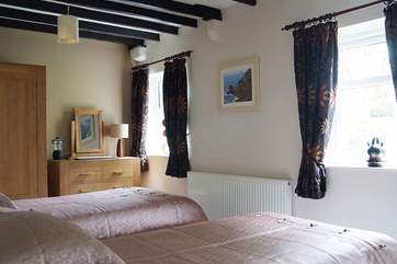 Bedroom 1 has 'zip and link' (6' double or twin) beds.