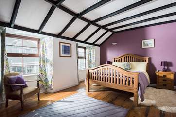 The double-aspect windows bring in lots of light into this gorgeous bedroom.