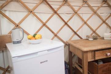 There is even a fridge and travel kettle too (the electric supply is limited but it will happy run the fridge a small kettle and subtle lighting).