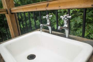 Quirky and cute, the little outside washing-up sink with hot and cold water.