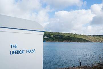 The old Lifeboat House is now a local fish restaurant (closed November and only Thursday, Friday, Saturday evenings and all day Sunday in the winter months).