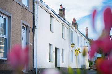 This traditional cottage is a few steps away from the harbour, beach, pub and village shop.
