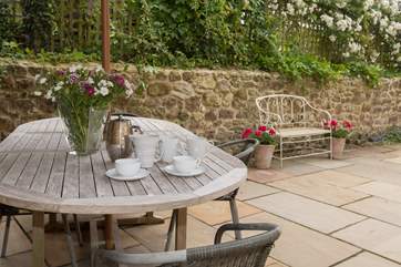 The courtyard behind the cottage is very sheltered and private. There is a large outside table for al fresco meals, reading the paper, and planning the day.