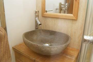 The well-equipped shower-room combines modern style with natural materials.