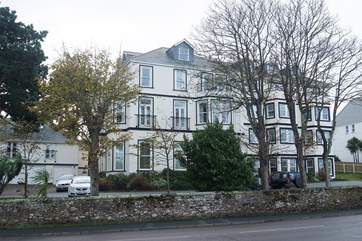 4 Imperial Court is a lovely ground floor apartment overlooking the sheltered south-facing communal garden.