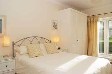 The bedroom has a double (4' 6'') bed.