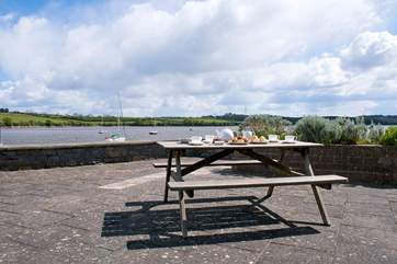 Please take extreme care on the terrace due to the low wall on the water side.