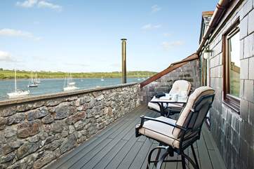 Enjoy breakfast or a sundowner on the balcony and watch the world sail pass