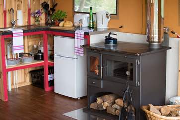 The kitchen-area with hot and cold water, a kettle, a toaster and a fridge with small freezer!
