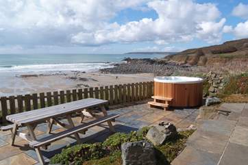 Relax in the hot tub overlooking Perranuthnoe beach.