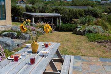 Alfresco eating to the sound of the ocean.