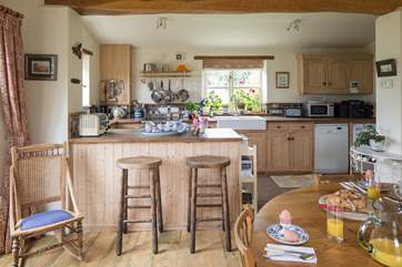 There is a lovely large kitchen-area with a breakfast-bar.