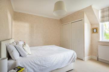 Bedroom 4 can be made up as a 5' double bed or two single beds (2'6