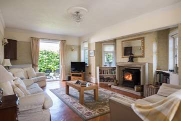 The beautiful sitting-room effortlessly combines comfort and cosiness.