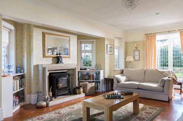 The beautiful sitting-room effortlessly combines comfort and cosiness.