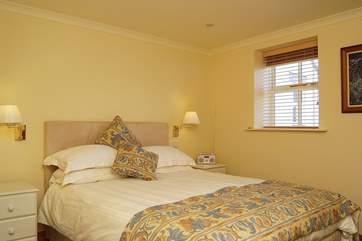 The double bedroom has a comfortable 5' bed with a Vi-Spring mattress.