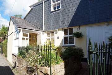 The cottage is set up a quiet pedestrian lane in the centre of Penzance close to Morrab Gardens.