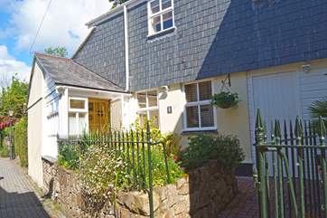 The cottage is set up a quiet pedestrian lane in the centre of Penzance close to Morrab Gardens.