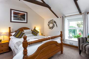 The cosy double bedroom (Bedroom 1).