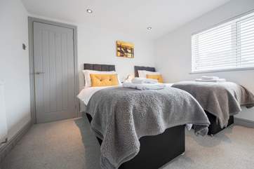 Bedroom 2 has 'zip and link' beds (2'6'' twins or 5' double).