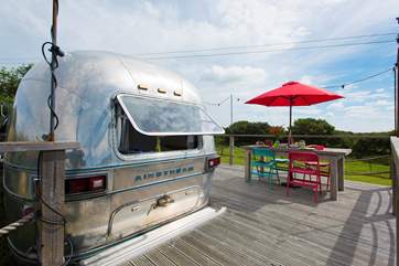 Breakfast, lunch or dinner al fresco, the choice is yours!