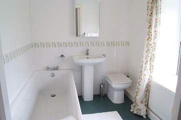 The en suite bathroom to the master bedroom.