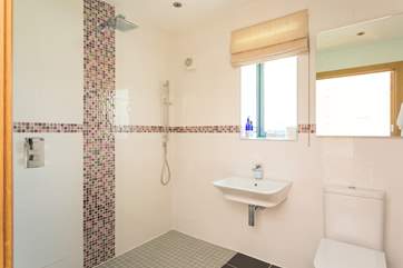 There is an en suite wet-room to Bedroom 1.
