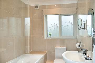 The sleek family bathroom separates the 2 bedrooms