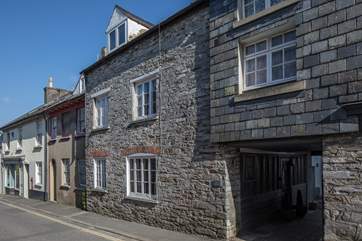 Atlas Cottage is such a beautiful stone cottage in the heart of the charming town of Buckfastleigh.