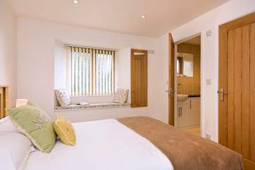 The bedroom has an en suite shower-room.