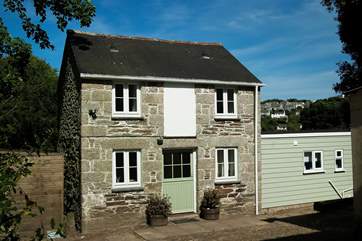 Newham House Cottage is a pretty detached cottage.